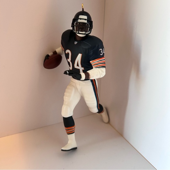 Hallmark Keepsake NFL Walter Payton 2012 Ornament - Picture 3 of 6